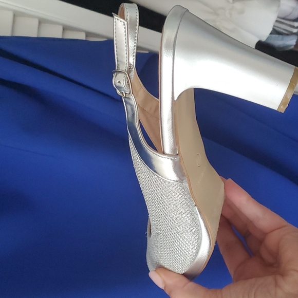 Shoes size 10 worn one night. Super comfortable! - Picture 3 of 6